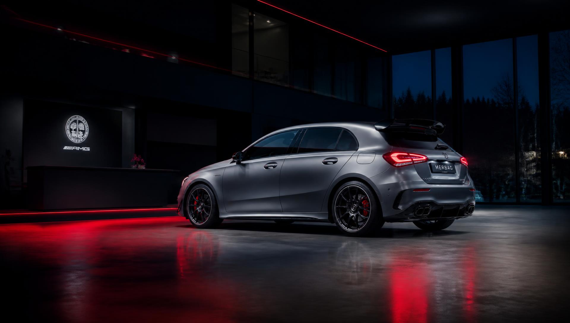 Automóvel desportivo premium no showroom RACE IN CAR